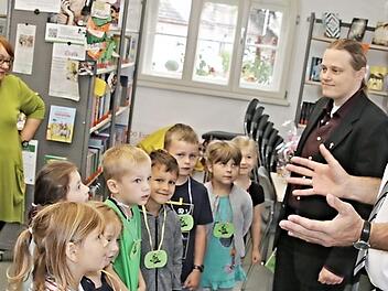 Erwartungsvoll hörten sich die Kinder an, was Bürgermeister Helmut Dietz und Pfarrerin Sonja von Aschen (von rechts) zu sagen hatten, bevor es den Lohn für die "Bibfit"-Teilnahme gab. Mit dabei Laura Hein (vorne) und Ute Morgenroth (hinten links).  Foto: Helmut Will
