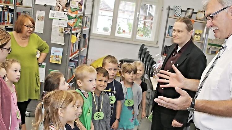Erwartungsvoll hörten sich die Kinder an, was Bürgermeister Helmut Dietz und Pfarrerin Sonja von Aschen (von rechts) zu sagen hatten, bevor es den Lohn für die "Bibfit"-Teilnahme gab. Mit dabei Laura Hein (vorne) und Ute Morgenroth (hinten links).  Foto: Helmut Will