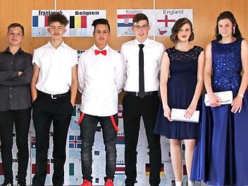Neun Schüler haben nun die Mittelschule in Marktleugast abgeschlossen. Auf dem Bild von rechts: Schulleiter Theo Schramm und Bürgermeister Franz Uome; (ab Vierter von rechts:) die Klassenbesten Sabrina Zuber, Celina Köppen und René Hampel. Foto: Klaus Klaschka