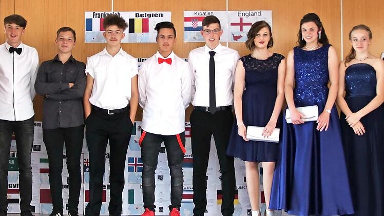 Neun Schüler haben nun die Mittelschule in Marktleugast abgeschlossen. Auf dem Bild von rechts: Schulleiter Theo Schramm und Bürgermeister Franz Uome; (ab Vierter von rechts:) die Klassenbesten Sabrina Zuber, Celina Köppen und René Hampel. Foto: Klaus Klaschka