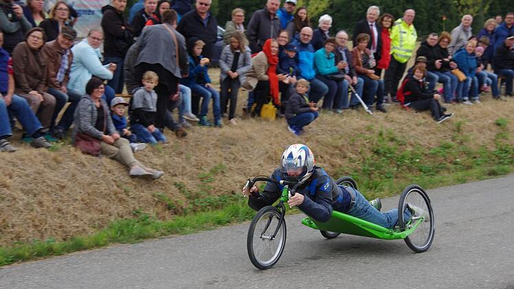 Kopfüber stürzten sich die Fahrer vom Team "Sandmännchen" die Strecke hinunter.Foto: Thomas Hümmer