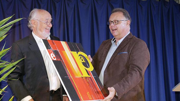 Dritter Bürgermeister Martin Stingl (rechts) zeigte sich  begeistert von dem Geschenk des Künstlers Karl-Heinz Queck (links) an die Stadt  Neustadt für ihre Kultur.Werk.Stadt.Manja von Nida