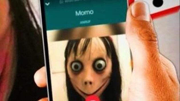 "Momo", bekannt aus einer "Challenge", die sich als Kettenbrief verbreitete, kommt auf die Leinwand. Zwei Regisseure planen einen Horrorfilm rund um die Puppe. Screenshot: Glomex
