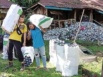 Sebastian Keilholz (links) packt auf Sumatra kräftig mit an, wenn es darum geht, aus den  Eco-Bricks Baumaterial zu machen. Foto: Stieb/Keilholz