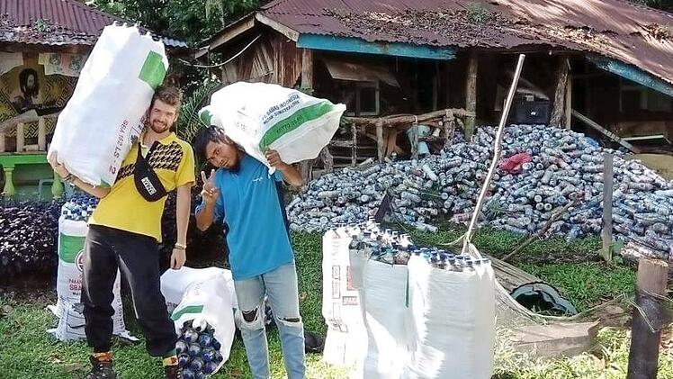 Sebastian Keilholz (links) packt auf Sumatra kräftig mit an, wenn es darum geht, aus den  Eco-Bricks Baumaterial zu machen. Foto: Stieb/Keilholz
