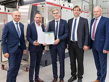 Bei der Einweihung (von links): Gregor Scheller, Chef der Volksbank Bamberg-Forchheim, Umweltminister Thorsten Glauber, Andreas Schneider, geschäftsführender Gesellschafter der SAM Coating, Landrat Hermann Ulm und Eggolsheims Bürgermeister Claus Schwarzmann Foto: Mathias Erlwein