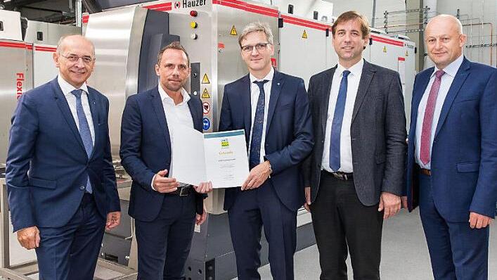 Bei der Einweihung (von links): Gregor Scheller, Chef der Volksbank Bamberg-Forchheim, Umweltminister Thorsten Glauber, Andreas Schneider, geschäftsführender Gesellschafter der SAM Coating, Landrat Hermann Ulm und Eggolsheims Bürgermeister Claus Schwarzmann Foto: Mathias Erlwein