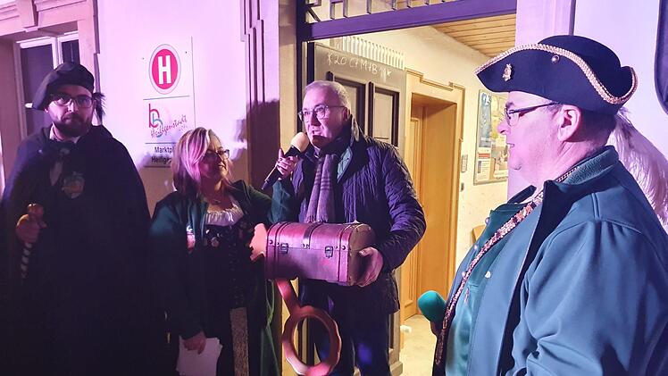 Zum letzten Mal übergibt Helmut Krämer Schatulle und Schlüssel an die Narren Foto: Carmen Schwind