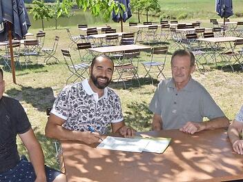 Vertragsunterzeichnung im idyllischen Biergarten: Sami Alijaj (zweiter von links) mit seinem Mitarbeiter Alex Vladulescu sowie Hans und Elfriede Gumbrecht.  Foto: Bernhard Panzer