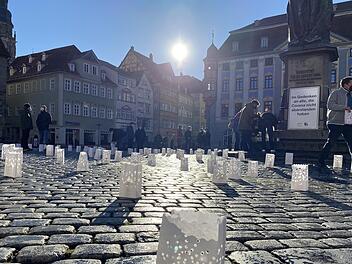 Coburger gedenken am Tag der Heiligen drei Könige den Corona-Toten. Die Kerzen sollen den ganzen Tag über rund um das Prinz-Albert-Denkmal stehen - auch dann, wenn um 14 Uhr die Coronamaßnahmen-Gegner erwartet werden.