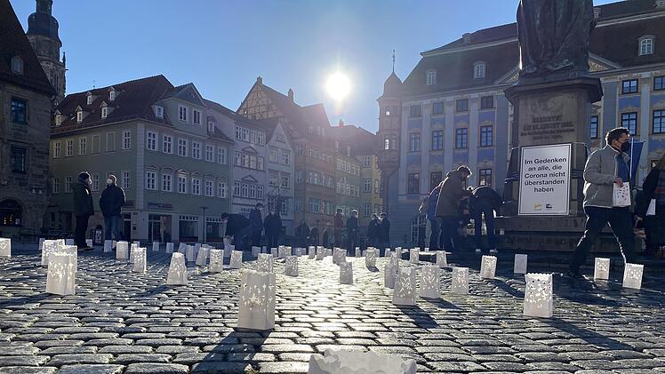 Coburger gedenken am Tag der Heiligen drei Könige den Corona-Toten. Die Kerzen sollen den ganzen Tag über rund um das Prinz-Albert-Denkmal stehen - auch dann, wenn um 14 Uhr die Coronamaßnahmen-Gegner erwartet werden.