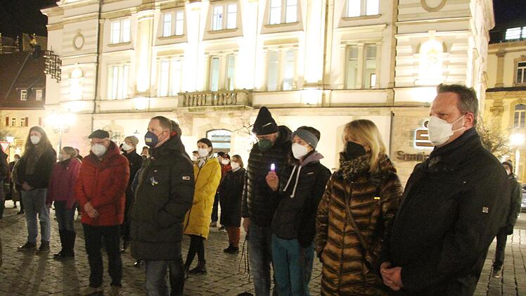 Auch Oberbürgermeister Ingo Lehmann (rechts) zeigte Gesicht und rief zur Solidarität mit der Ukraine auf. Blau-gelb sind die Farben der Zeit, machte der OB klar. Foto: Sonny Adam