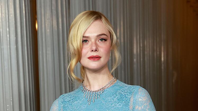 Elle Fanning begann schon als Kind ihre Karriere. Zunächst spielte sie häufig die jüngere Version ihrer Schwester Dakota, doch schon bald folgten eigene Filmrollen.