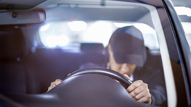 Schl&auml;friger Mann am Steuer eines Autos. Person schl&auml;ft im Verkehr. Unfall oder Zusammensto&szlig;. Betrunkene Person, Versto&szlig; gegen das Alkoholgesetz, Trunkenheit am Steuer. Gef&auml;hrliches, unverantwortliches Fahren bei Nacht. Ersch&ouml;pfter, m&uuml;der Mann. M&uuml;der und schl&auml;friger Fahrer. Schl&auml;friger Mann am Steuer. Person schl&auml;ft im Verkehr. Unfall oder Zusammensto&szlig;. Betrunkene Person, Versto&szlig; gegen das Alkoholgesetz, Trunkenheit am Steuer. Gef&auml;hrliches, unverantwortliches Fahren bei Nacht. Ersch&ouml;pfter, m&uuml;der Mann M&uuml;der und schl&auml;friger Fahrer. Schl&auml;friger Mann am Steuer. Person schl&auml;ft im Verkehr. Unfall oder Zusammensto&szlig;. Betrunkene Person, Versto&szlig; gegen das Alkoholgesetz, Trunkenheit am Steuer. Gef&auml;hrliche, unverantwortliche Fahrt bei Nacht. Ersch&ouml;pfter, m&uuml;der Mann  &Uuml;bersetzt mit DeepL.com (kostenlose Version) Tired and sleepy driver. Drowsy man driving car. Person sleeping in traffic. Accident or crash. Drunk person, alcohol law violation, DUI. Dangerous irresponsible travel at night. Exhausted fatigue guy Tired and sleepy driver. Drowsy man driving car. Person sleeping in traffic. Accident or crash. Drunk person, alcohol law violation, DUI. Dangerous irresponsible travel at night. Exhausted fatigue guy Tired and sleepy driver. Drowsy man driving car. Person sleeping in traffic. Accident or crash. Drunk person, alcohol law violation, DUI. Dangerous irresponsible travel at night. Exhausted fatigue guy