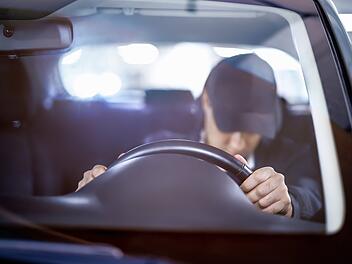 Schl&auml;friger Mann am Steuer eines Autos. Person schl&auml;ft im Verkehr. Unfall oder Zusammensto&szlig;. Betrunkene Person, Versto&szlig; gegen das Alkoholgesetz, Trunkenheit am Steuer. Gef&auml;hrliches, unverantwortliches Fahren bei Nacht. Ersch&ouml;pfter, m&uuml;der Mann. M&uuml;der und schl&auml;friger Fahrer. Schl&auml;friger Mann am Steuer. Person schl&auml;ft im Verkehr. Unfall oder Zusammensto&szlig;. Betrunkene Person, Versto&szlig; gegen das Alkoholgesetz, Trunkenheit am Steuer. Gef&auml;hrliches, unverantwortliches Fahren bei Nacht. Ersch&ouml;pfter, m&uuml;der Mann M&uuml;der und schl&auml;friger Fahrer. Schl&auml;friger Mann am Steuer. Person schl&auml;ft im Verkehr. Unfall oder Zusammensto&szlig;. Betrunkene Person, Versto&szlig; gegen das Alkoholgesetz, Trunkenheit am Steuer. Gef&auml;hrliche, unverantwortliche Fahrt bei Nacht. Ersch&ouml;pfter, m&uuml;der Mann  &Uuml;bersetzt mit DeepL.com (kostenlose Version) Tired and sleepy driver. Drowsy man driving car. Person sleeping in traffic. Accident or crash. Drunk person, alcohol law violation, DUI. Dangerous irresponsible travel at night. Exhausted fatigue guy Tired and sleepy driver. Drowsy man driving car. Person sleeping in traffic. Accident or crash. Drunk person, alcohol law violation, DUI. Dangerous irresponsible travel at night. Exhausted fatigue guy Tired and sleepy driver. Drowsy man driving car. Person sleeping in traffic. Accident or crash. Drunk person, alcohol law violation, DUI. Dangerous irresponsible travel at night. Exhausted fatigue guy