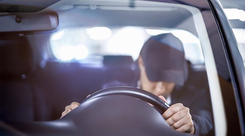 Schl&auml;friger Mann am Steuer eines Autos. Person schl&auml;ft im Verkehr. Unfall oder Zusammensto&szlig;. Betrunkene Person, Versto&szlig; gegen das Alkoholgesetz, Trunkenheit am Steuer. Gef&auml;hrliches, unverantwortliches Fahren bei Nacht. Ersch&ouml;pfter, m&uuml;der Mann. M&uuml;der und schl&auml;friger Fahrer. Schl&auml;friger Mann am Steuer. Person schl&auml;ft im Verkehr. Unfall oder Zusammensto&szlig;. Betrunkene Person, Versto&szlig; gegen das Alkoholgesetz, Trunkenheit am Steuer. Gef&auml;hrliches, unverantwortliches Fahren bei Nacht. Ersch&ouml;pfter, m&uuml;der Mann M&uuml;der und schl&auml;friger Fahrer. Schl&auml;friger Mann am Steuer. Person schl&auml;ft im Verkehr. Unfall oder Zusammensto&szlig;. Betrunkene Person, Versto&szlig; gegen das Alkoholgesetz, Trunkenheit am Steuer. Gef&auml;hrliche, unverantwortliche Fahrt bei Nacht. Ersch&ouml;pfter, m&uuml;der Mann  &Uuml;bersetzt mit DeepL.com (kostenlose Version) Tired and sleepy driver. Drowsy man driving car. Person sleeping in traffic. Accident or crash. Drunk person, alcohol law violation, DUI. Dangerous irresponsible travel at night. Exhausted fatigue guy Tired and sleepy driver. Drowsy man driving car. Person sleeping in traffic. Accident or crash. Drunk person, alcohol law violation, DUI. Dangerous irresponsible travel at night. Exhausted fatigue guy Tired and sleepy driver. Drowsy man driving car. Person sleeping in traffic. Accident or crash. Drunk person, alcohol law violation, DUI. Dangerous irresponsible travel at night. Exhausted fatigue guy