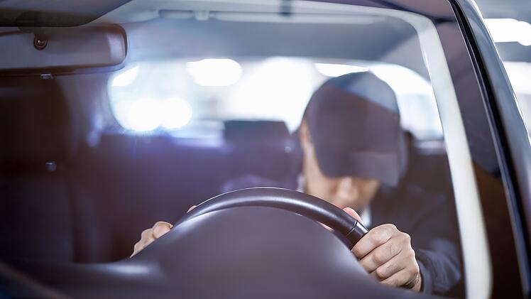 Schl&auml;friger Mann am Steuer eines Autos. Person schl&auml;ft im Verkehr. Unfall oder Zusammensto&szlig;. Betrunkene Person, Versto&szlig; gegen das Alkoholgesetz, Trunkenheit am Steuer. Gef&auml;hrliches, unverantwortliches Fahren bei Nacht. Ersch&ouml;pfter, m&uuml;der Mann. M&uuml;der und schl&auml;friger Fahrer. Schl&auml;friger Mann am Steuer. Person schl&auml;ft im Verkehr. Unfall oder Zusammensto&szlig;. Betrunkene Person, Versto&szlig; gegen das Alkoholgesetz, Trunkenheit am Steuer. Gef&auml;hrliches, unverantwortliches Fahren bei Nacht. Ersch&ouml;pfter, m&uuml;der Mann M&uuml;der und schl&auml;friger Fahrer. Schl&auml;friger Mann am Steuer. Person schl&auml;ft im Verkehr. Unfall oder Zusammensto&szlig;. Betrunkene Person, Versto&szlig; gegen das Alkoholgesetz, Trunkenheit am Steuer. Gef&auml;hrliche, unverantwortliche Fahrt bei Nacht. Ersch&ouml;pfter, m&uuml;der Mann  &Uuml;bersetzt mit DeepL.com (kostenlose Version) Tired and sleepy driver. Drowsy man driving car. Person sleeping in traffic. Accident or crash. Drunk person, alcohol law violation, DUI. Dangerous irresponsible travel at night. Exhausted fatigue guy Tired and sleepy driver. Drowsy man driving car. Person sleeping in traffic. Accident or crash. Drunk person, alcohol law violation, DUI. Dangerous irresponsible travel at night. Exhausted fatigue guy Tired and sleepy driver. Drowsy man driving car. Person sleeping in traffic. Accident or crash. Drunk person, alcohol law violation, DUI. Dangerous irresponsible travel at night. Exhausted fatigue guy