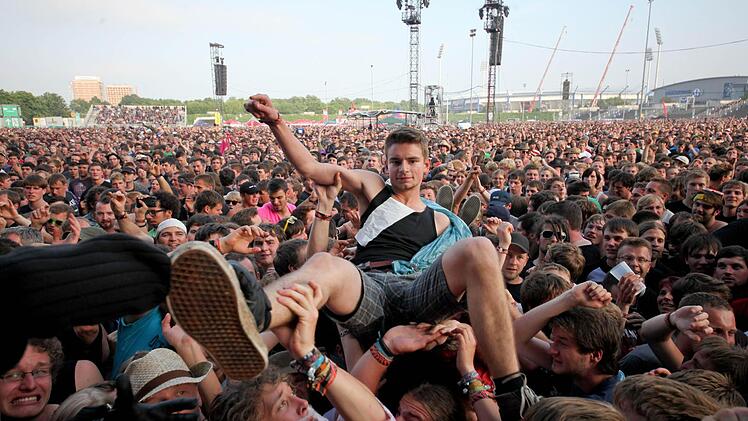 Die Zuschauer finden's geil, die Securitys eher weniger: Crowdsurfing bei Rock im Park. Fotos: News5/Grundmann