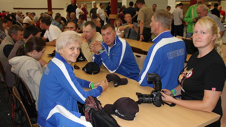 Auch Damen jagen mit ihren Gewehren durch die Wälder.
