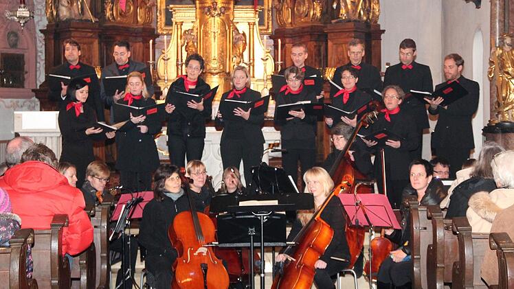 Das Vokalensemble (hinten) und ein Teil des Orchesters