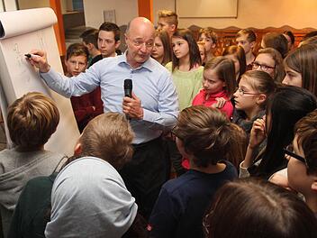 Selbst in den Pausen war Gregor Staub von Schülern umlagert und musste "Überstunden" machen und Rede und Antwort stehen. Fotos: Günther Geiling