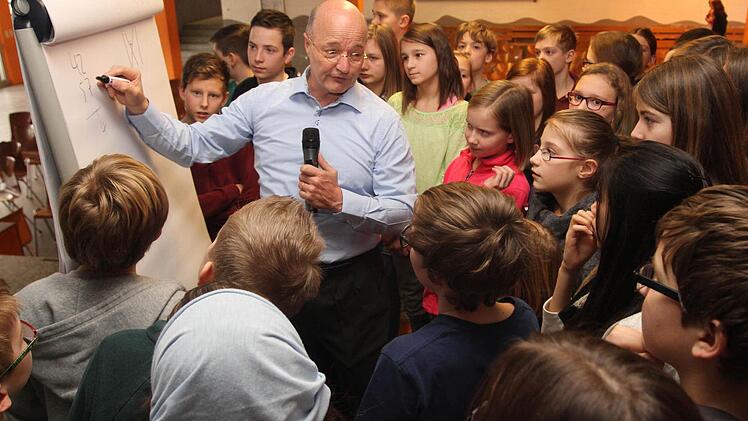 Selbst in den Pausen war Gregor Staub von Schülern umlagert und musste "Überstunden" machen und Rede und Antwort stehen. Fotos: Günther Geiling