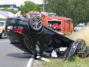 Die 42-jährige Beifahrerin in diesem Audi A3 wurde bei dem Unfall schwer verletzt. Der 44-jährige Fahrer zog sich leichte Verletzungen zu.  Fotos: Markus Reeh