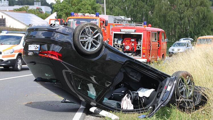 Die 42-jährige Beifahrerin in diesem Audi A3 wurde bei dem Unfall schwer verletzt. Der 44-jährige Fahrer zog sich leichte Verletzungen zu.  Fotos: Markus Reeh