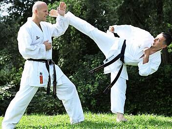 Stefan Müller (6. Dan) und sein Trainingspartner Mohsen Fard (5. Dan/rechts) in Aktion. Fotos: Wolfgang Desombre