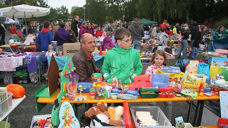 Auf dem Flohmarkt gab es wieder eine Menge Schnäppchen. Foto: Sonja Adam