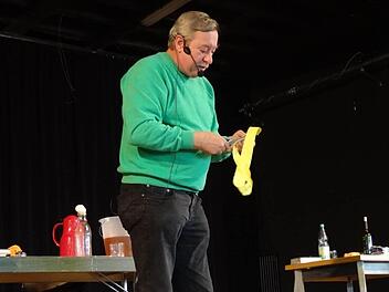 Der Mann von "Die Sendung mit der Maus" war zu Gast am Friedrich-Rückert-Gymnasium in Ebern: Christoph Biemann zeigt seine Experimente bereits zum dritten Mal an der Eberner Schule. Die Kinder und Jugendlichen bis zur Oberstufe waren begeistert von den Phänomenen und seinen Erklärungen. Foto: Johanna Eckert