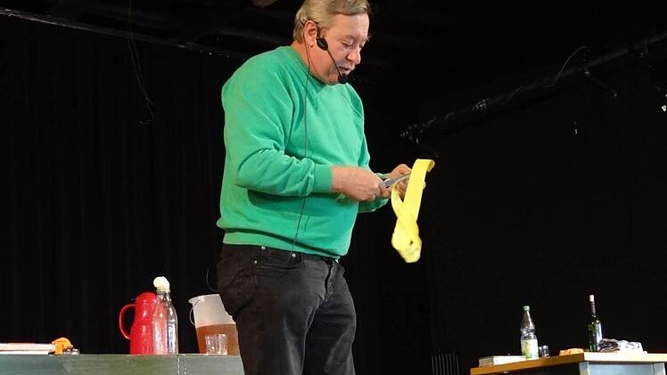 Der Mann von "Die Sendung mit der Maus" war zu Gast am Friedrich-Rückert-Gymnasium in Ebern: Christoph Biemann zeigt seine Experimente bereits zum dritten Mal an der Eberner Schule. Die Kinder und Jugendlichen bis zur Oberstufe waren begeistert von den Phänomenen und seinen Erklärungen. Foto: Johanna Eckert