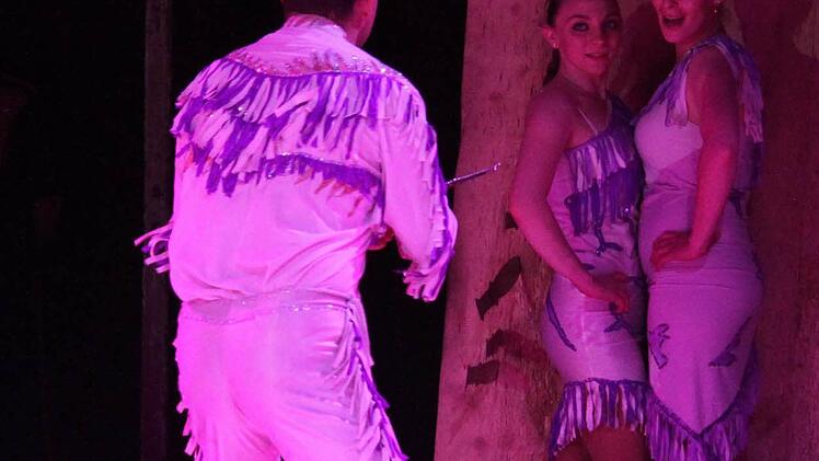 Eine Nummer mit Seltenheitswert: Die Los Mexicanos zeigten Messerwerfer-Kunststücke.