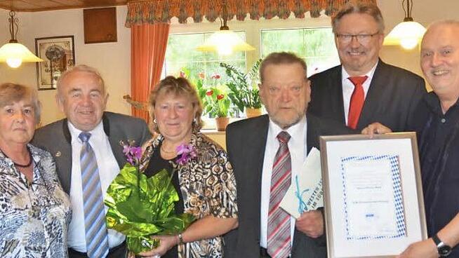 Otmar Raab (Dritter von rechts) wurde zum Ehrenvorsitzenden des VdK Ortsverbandes Pressig ernannt. Bei der Urkundenüberreichung, von links, Karin Meserle (Kassiererin und Schriftführerin), Kreisvorsitzender Heinz Hausmann, Veronika Raab, Otmar Raab, Bürgermeister Hans Pietz, Hilmar Fiedler (Erster Vorsitzender) Foto: K.- H. Hofmann