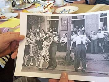 Ausgelassene Stimmung bei der "Zipfelhäuser Kerwa" irgendwann in den 1950er Jahren  Fotos: Gertrud Glössner-Möschk