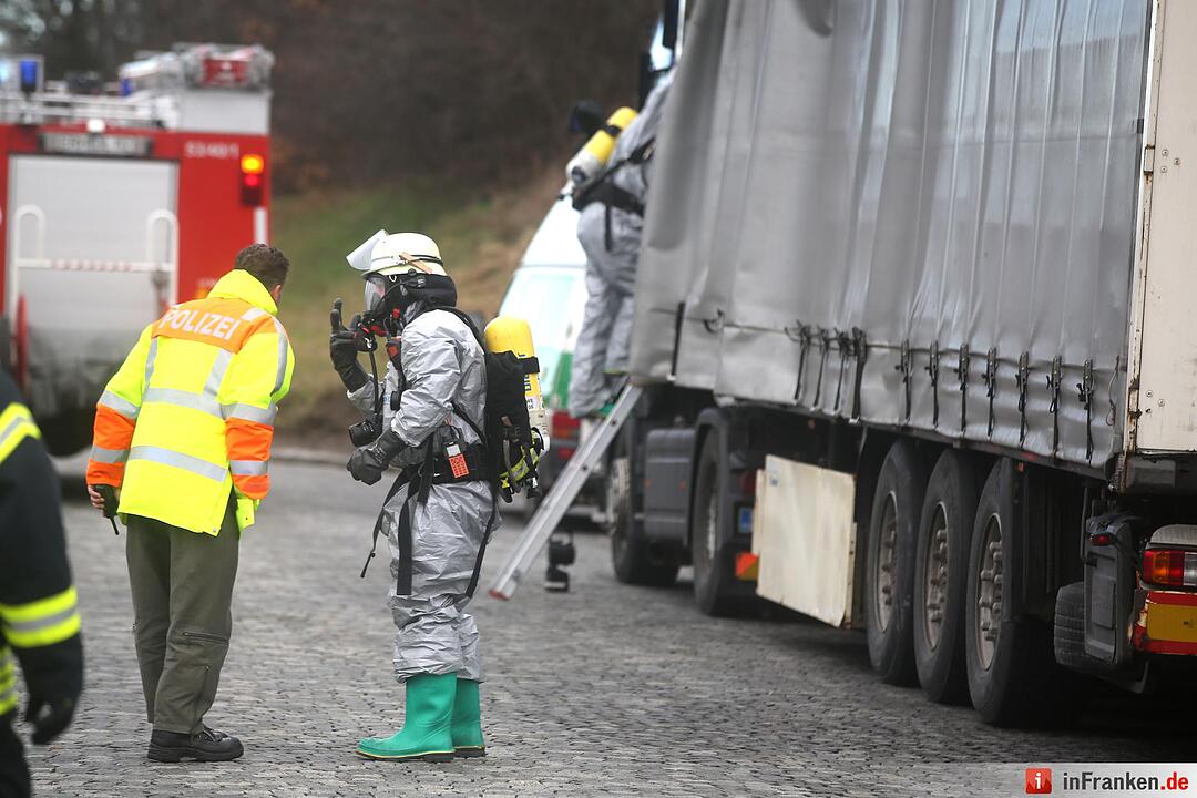 Chemie-Alarm auf der A3 - Feuerwehr sichert Gefahrgut