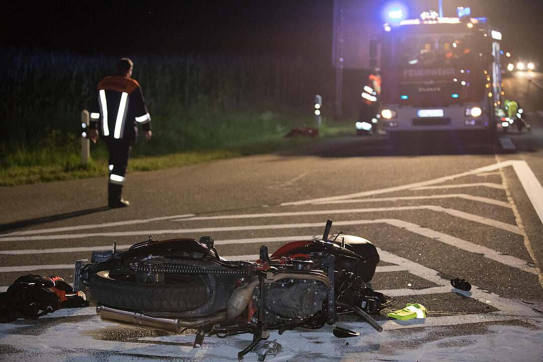 Motorrad übersehen: 57-jährige Bikerin bei Pleinfeld schwer verletzt