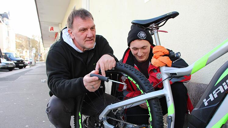 Johannes Floth (links) und Niclas Richter sind Profis darin, an Fahrrädern zu schrauben. Sie leiten die neue Fahrradwerkstatt an. Benedikt Borst
