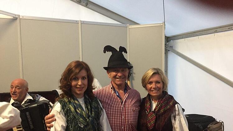 Mit den Sängerinnen Tanja (links) und Mariana im Backstagebereich vor einem Auftritt. Im Hintergrund Akkordeonspieler Toni Iskra. Foto: privat
