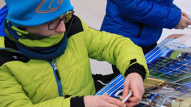 Auch Linus Zimmer (10) will sein Album möglichst schnell voll zu bekommen. Foto: Andreas Hofbauer
