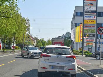 Der Bürgerverein Bamberg-Ost fordert einen Ortstermin mit allen Beteiligten, um die Verkehrsprobleme am Einkaufszentrum in der Pödeldorfer Straße zu lösen. Foto: Ronald Rinklef