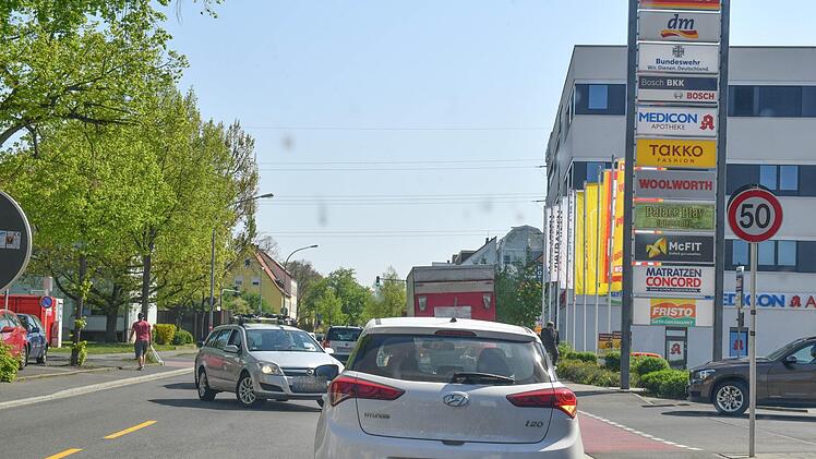 Der Bürgerverein Bamberg-Ost fordert einen Ortstermin mit allen Beteiligten, um die Verkehrsprobleme am Einkaufszentrum in der Pödeldorfer Straße zu lösen. Foto: Ronald Rinklef