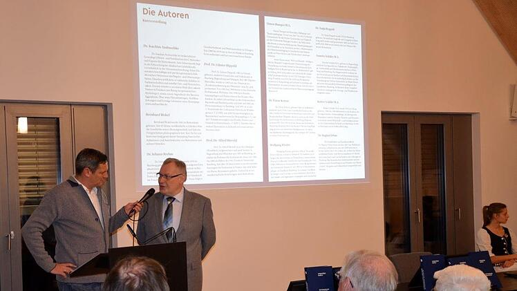 Mischa Salzmann im Dialog mit Kreisheimatpfleger Wolfgang Rössler (rechts), einer schier unerschöpflichen Quelle zur Heimat- und Regionalgeschichte. Foto: Andrea Spörlein