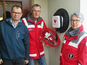 Für jedermann Tag und Nacht erreichbar ist der neue Schockgeber am Eingang der Eschenbachhalle. Darüber freuen sich (von links) Thomas Reuter, Gregor Holzinger und Jutta Göbel.  Foto: Winfried Ehling