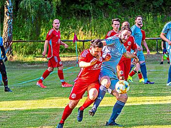 Der A-Klassist BSC Kulmbach (am B all Apti Osmanov) zwang den Kreisligisten FC Neuenmarkt (rechts Florian Thormeyer) &uuml;berraschend ins Elfmeterschie&szlig;en. Monika Limmer