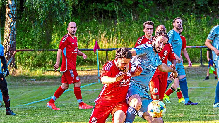 Der A-Klassist BSC Kulmbach (am B all Apti Osmanov) zwang den Kreisligisten FC Neuenmarkt (rechts Florian Thormeyer) &uuml;berraschend ins Elfmeterschie&szlig;en. Monika Limmer