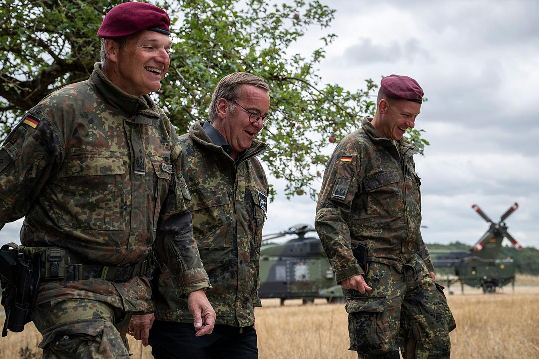 Verteidigungsminister besucht Transporthubschrauberregiment