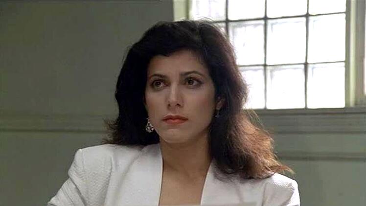 Gina Calabrese (Saundra Santiago) war eine taffe Ermittlerin im "Miami Vice"-Team, die als Undercover-Agentin oft riskante Rollen spielte, um Kriminelle zu &uuml;berf&uuml;hren.