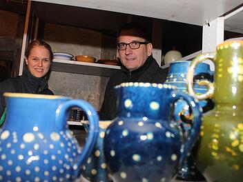 Rund 12 000 Exponate besitzt das Töpfermuseum, das gerade saniert wird. Das Projekt leitet die wissenschaftliche Mitarbeiterin des Marktes Thurnau, Sandra Bali. Mit im Bild Bürgermeister Dietmar Hofmann. Fotos: Jürgen Gärtner