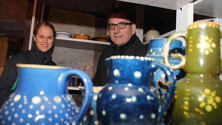 Rund 12 000 Exponate besitzt das Töpfermuseum, das gerade saniert wird. Das Projekt leitet die wissenschaftliche Mitarbeiterin des Marktes Thurnau, Sandra Bali. Mit im Bild Bürgermeister Dietmar Hofmann. Fotos: Jürgen Gärtner